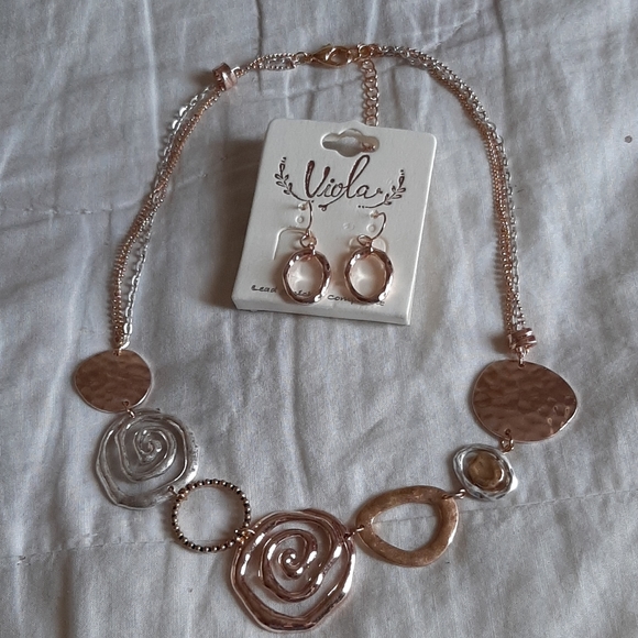 Mixed metal necklace and earrings - Picture 2 of 5